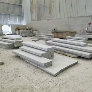 扬州 整石台阶（大面火烧+侧面自然面），出货前厂内拼装