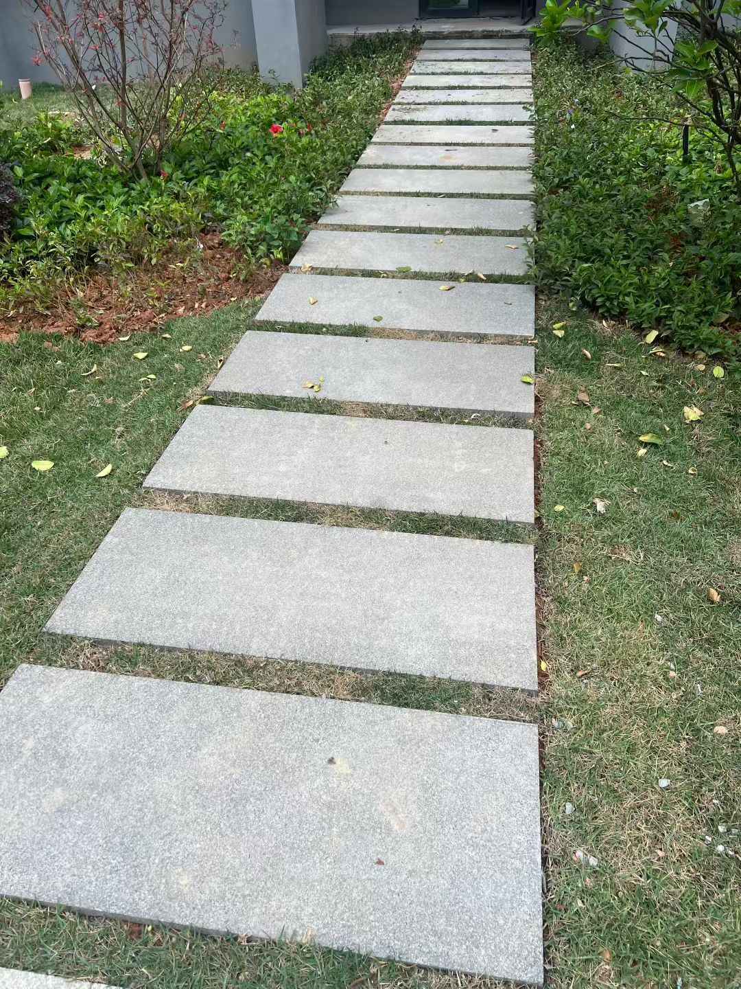 扬州 芝麻黑小区踏步、汀步石铺装效果