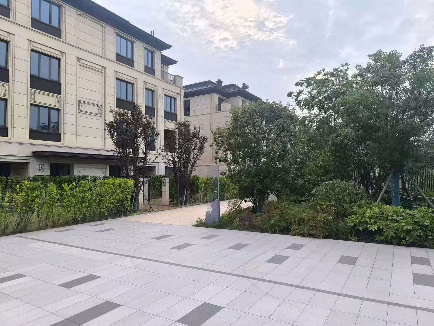 扬州 芝麻白与芝麻白搭配铺装，尺寸1200*600