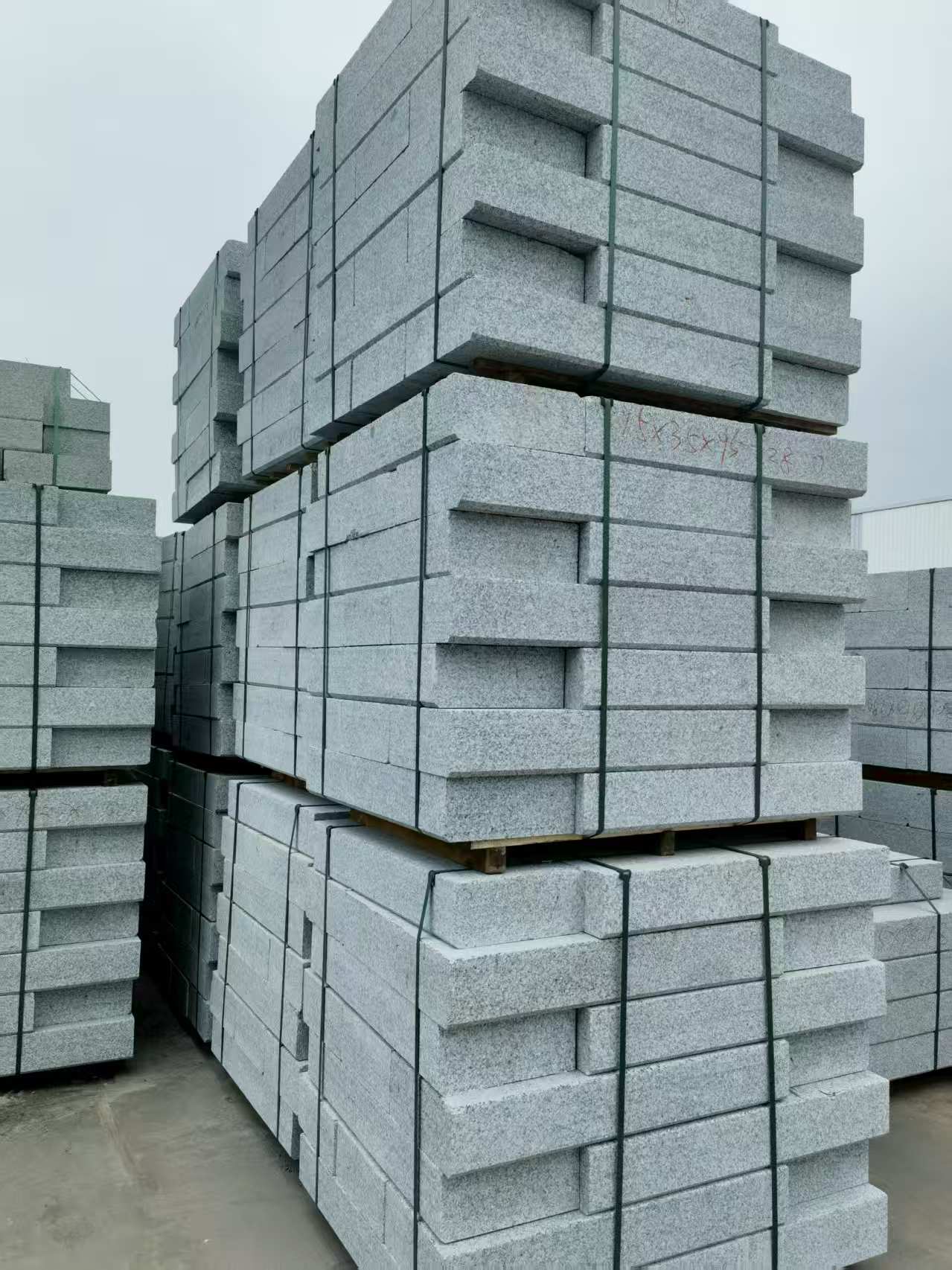 扬州 路沿石，板板正正的路沿石