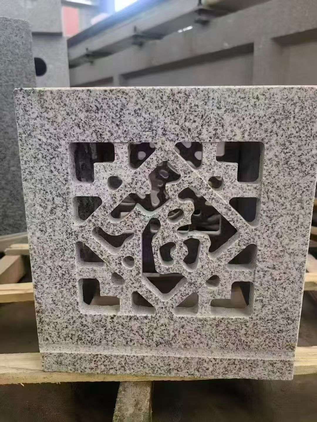 扬州 芝麻白花岗岩镂空雕花灯笼